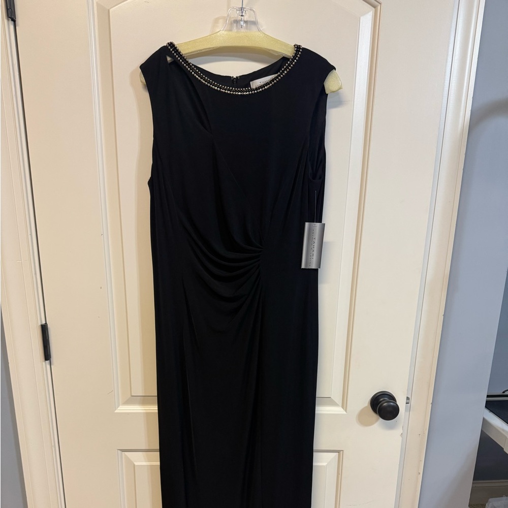 Tahari Elegant Black Keyhole Gown